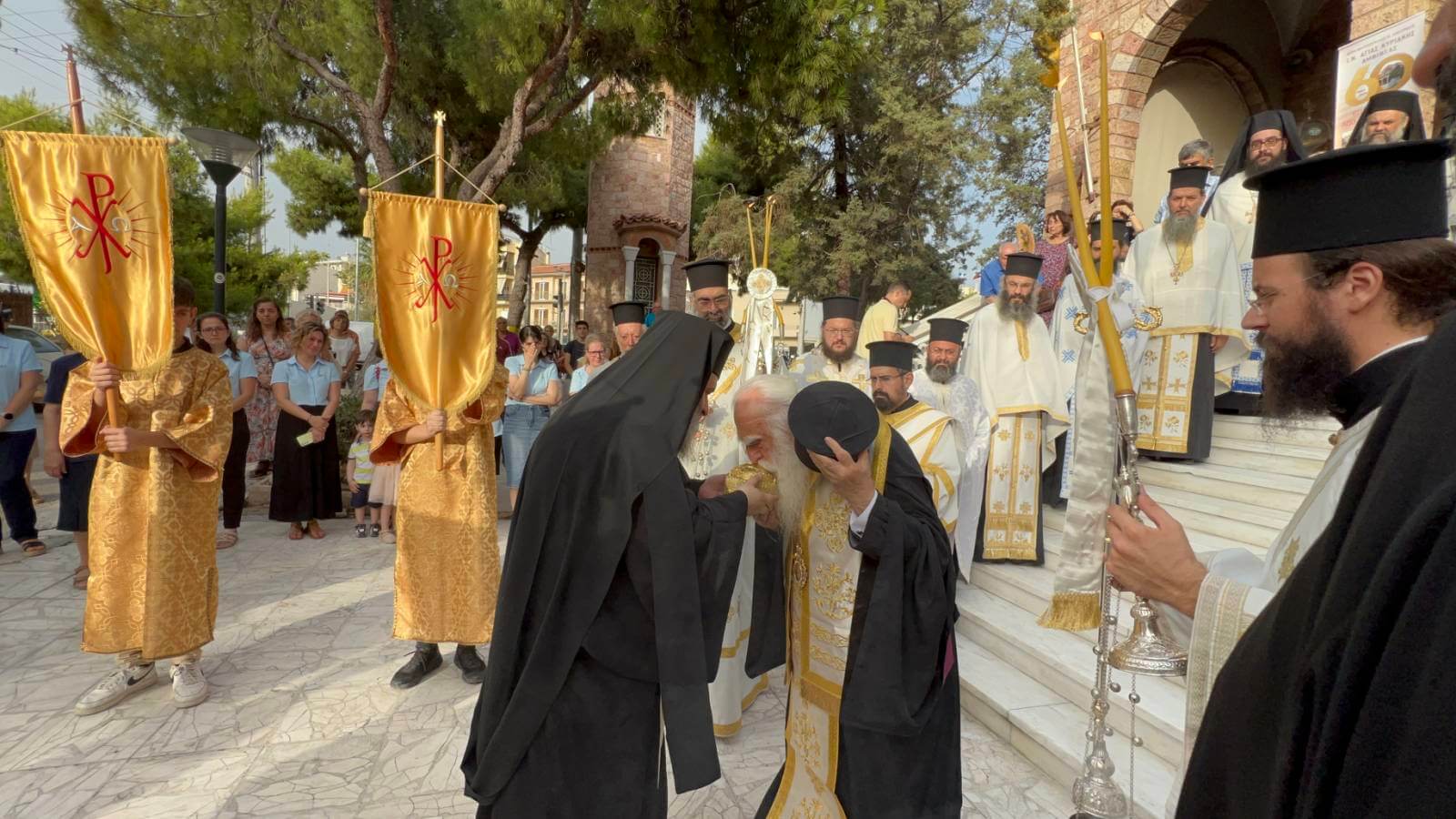 επίσκοπος κ.Συμεών, ιερείς και λαός υποδέχονται την τίμια κάρα της αγίας Κυριακής έξω από το ναό