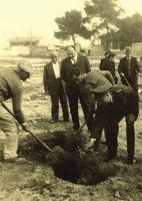 1955 - Ἐργασίες θεμελίωσης τοῦ πρώτου ξύλινου Ναοῦ.