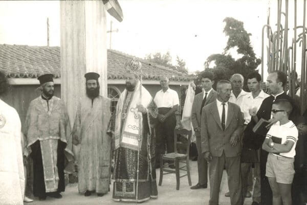 7-7-1965 Ἐπάνω στὸ ἀποπερατωμένο Α’ στάδιο τῶν ἐργασιῶν τελέστηκε ἡ πανηγυρικὴ Θεία Λει- τουργία ἱερουργοῦντος τοῦ Μητροπολίτου Κορίνθου.